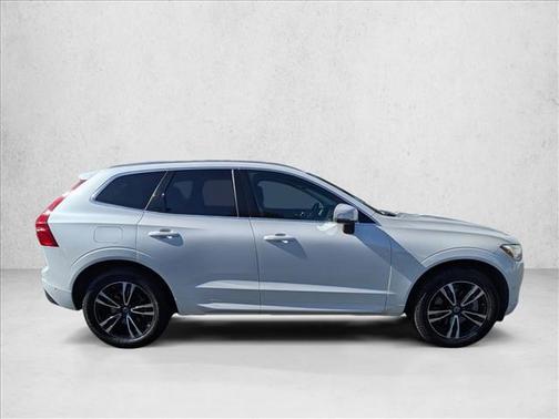 Crystal White Pearl Metallic 2019 Volvo XC60 T6 Momentum