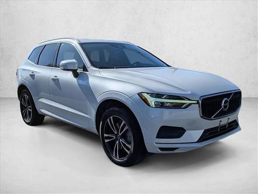 Crystal White Pearl Metallic 2019 Volvo XC60 T6 Momentum