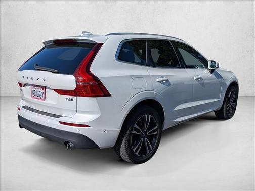 Crystal White Pearl Metallic 2019 Volvo XC60 T6 Momentum