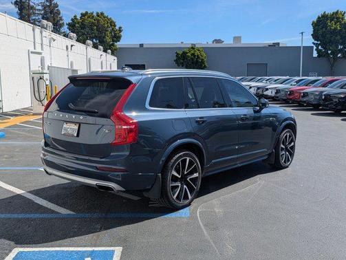 2020 Volvo XC90 T6 Momentum