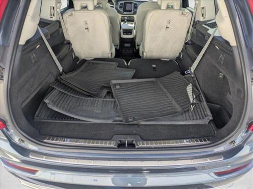 2020 Volvo XC90 T6 Momentum