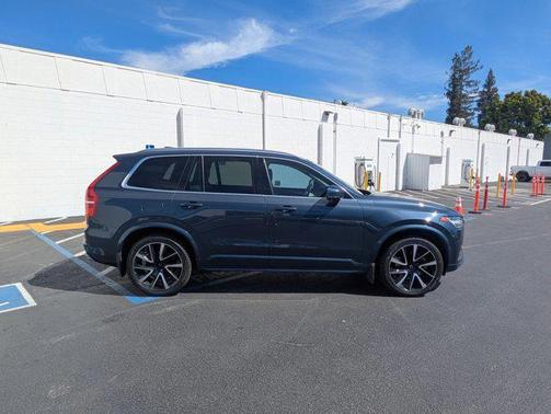 2020 Volvo XC90 T6 Momentum