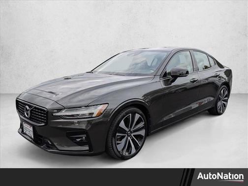 Pine Grey Metallic 2022 Volvo S60 T5 Momentum