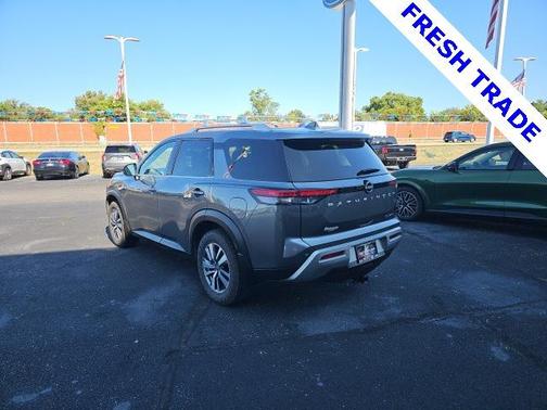 2022 Nissan Pathfinder SL 4WD
