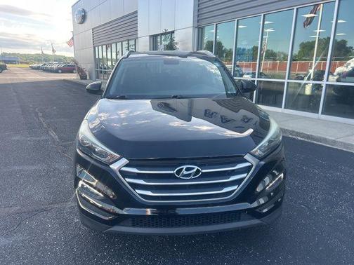 Black Noir Pearl 2017 Hyundai TUCSON SE