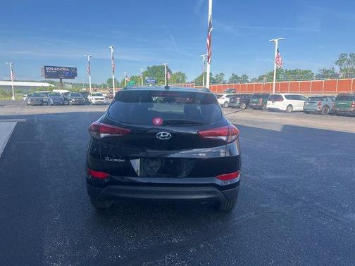 Black Noir Pearl 2017 Hyundai TUCSON SE