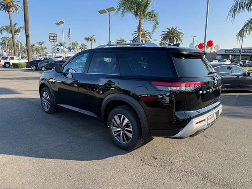 2025 Nissan Pathfinder SL FWD