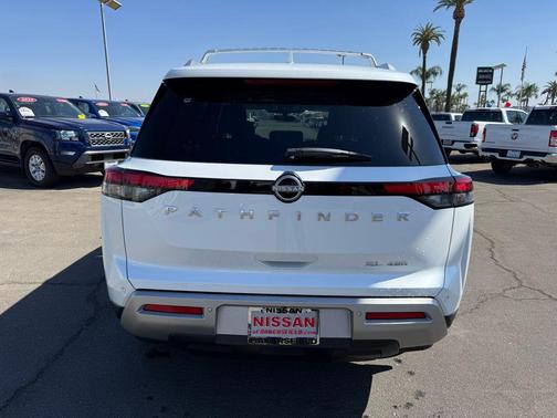 2025 Nissan Pathfinder SL 4WD