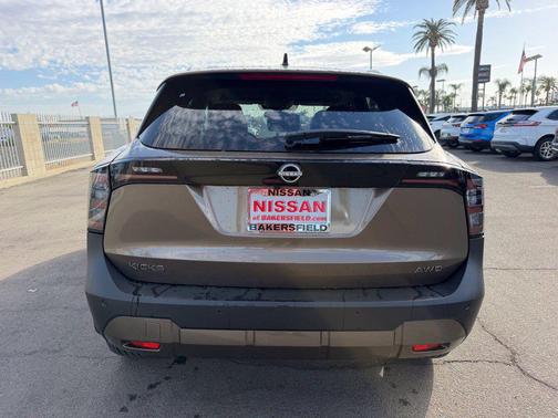 Canyon Bronze Metallic 2027 Nissan Kicks SR