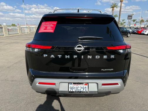 2023 Nissan Pathfinder Platinum FWD