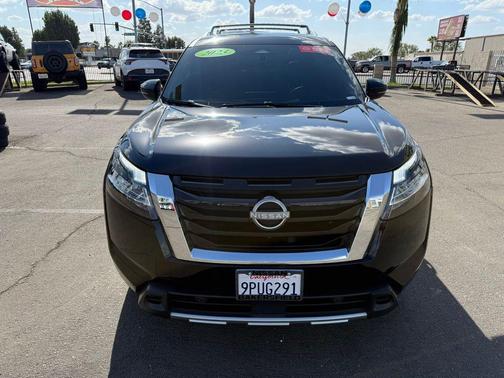 2023 Nissan Pathfinder Platinum FWD