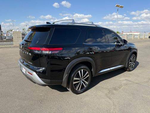 2023 Nissan Pathfinder Platinum FWD