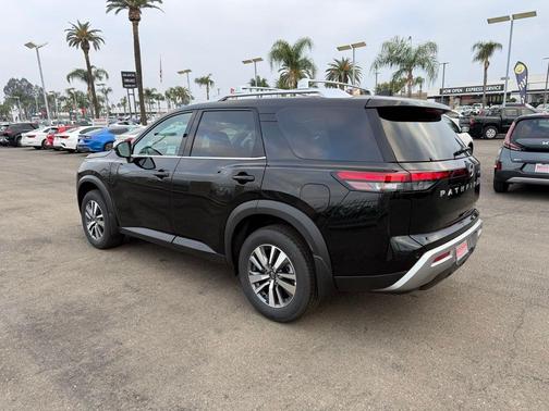 2025 Nissan Pathfinder SL FWD