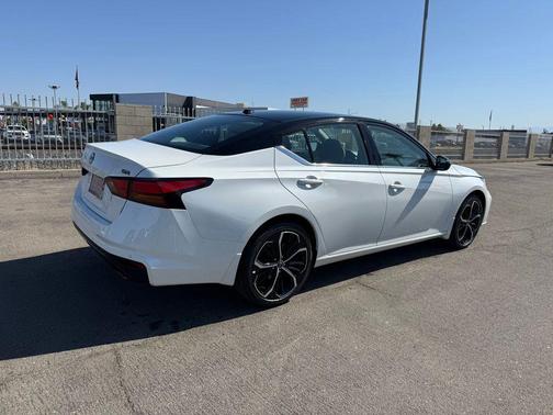 Pearl White/Super Black 2026 Nissan Altima SR FWD