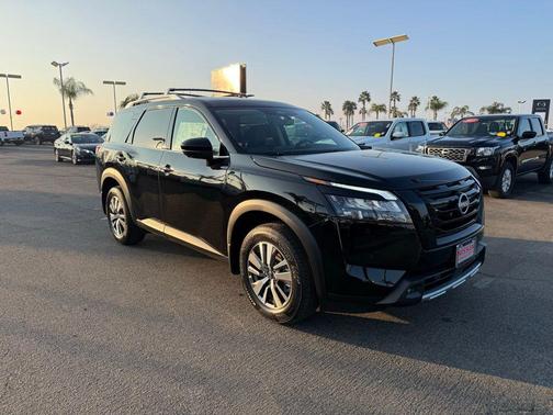 2025 Nissan Pathfinder SL FWD