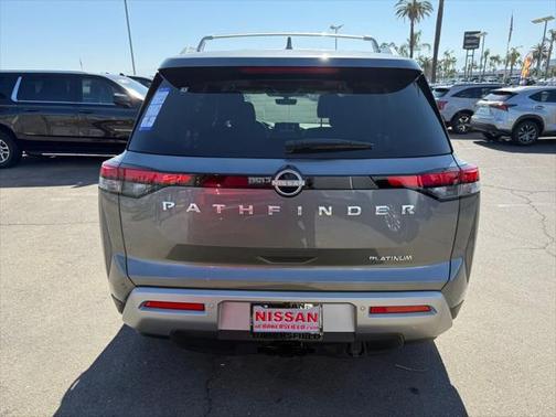 2025 Nissan Pathfinder Platinum FWD