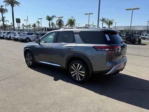 2025 Nissan Pathfinder Platinum FWD