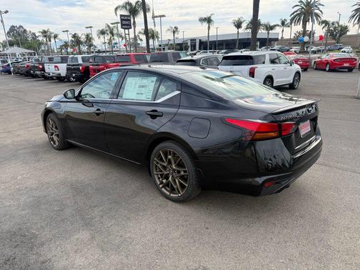 2025 Nissan Altima SR FWD