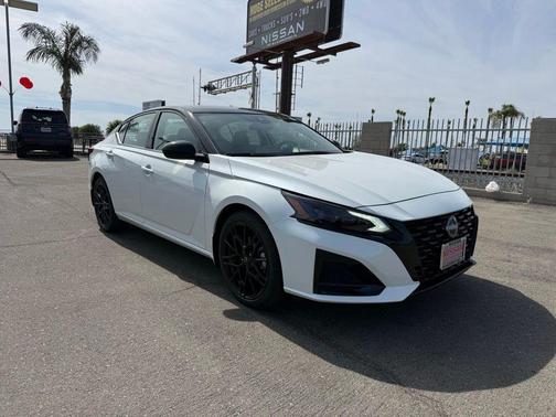Pearl White/Super Black 2026 Nissan Altima SR FWD