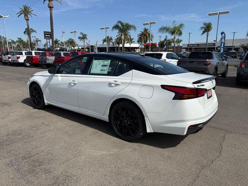 Pearl White/Super Black 2026 Nissan Altima SR FWD