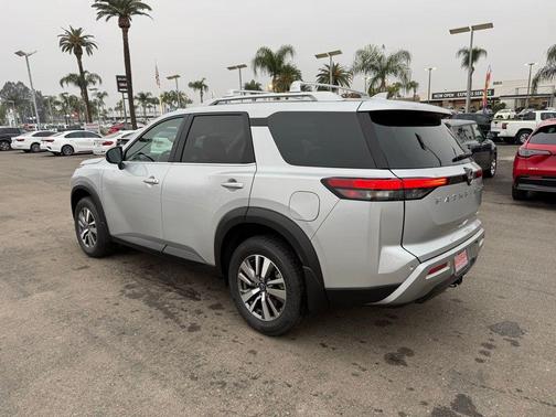 2025 Nissan Pathfinder SL 4WD