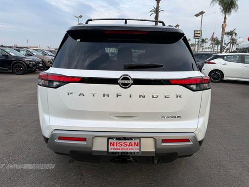 2025 Nissan Pathfinder Platinum FWD
