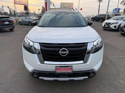 2025 Nissan Pathfinder Platinum FWD