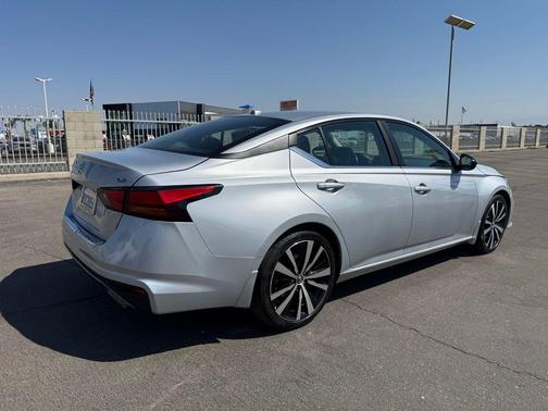 2022 Nissan Altima SR FWD