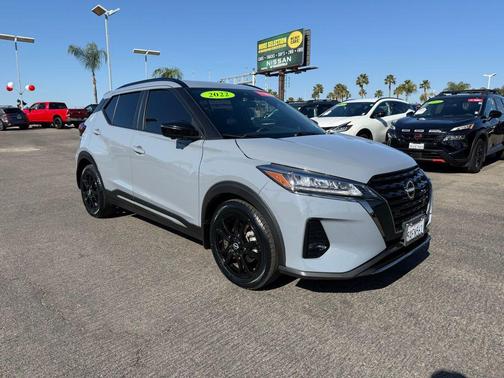 2022 Nissan Kicks SR