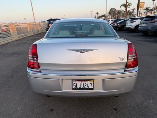 2005 Chrysler 300C Base