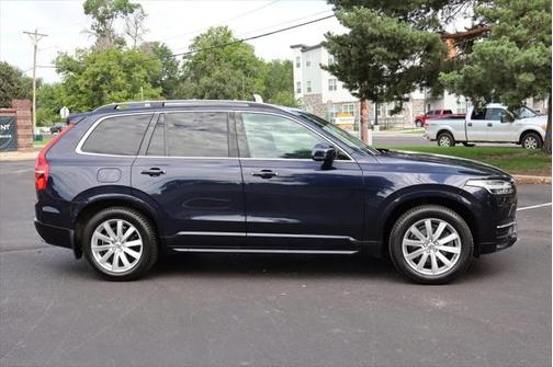 2016 Volvo XC90 T6 Momentum