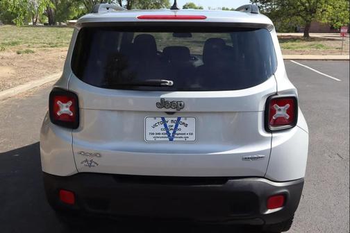 Glacier Metallic 2017 Jeep Renegade Latitude