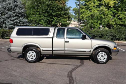 2001 Chevrolet S-10 Base