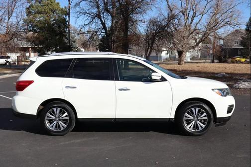 2017 Nissan Pathfinder SV