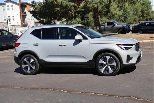 Vapor Grey Metallic 2024 Volvo XC40 B5 Core Bright Theme