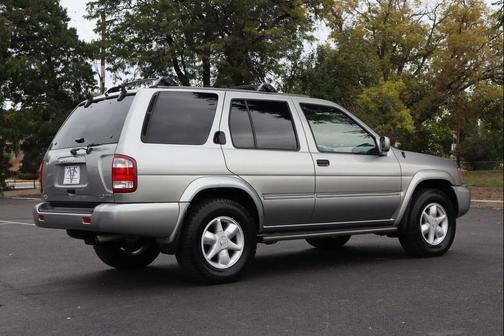 2001 Nissan Pathfinder LE