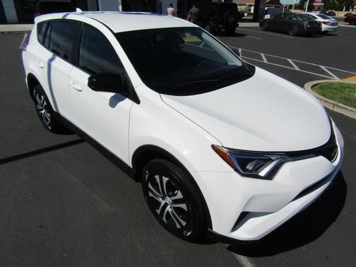 Photo 2 of 21 of 2018 Toyota RAV4 LE