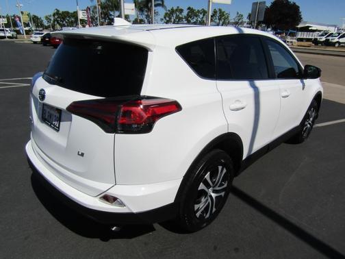 Photo 4 of 21 of 2018 Toyota RAV4 LE