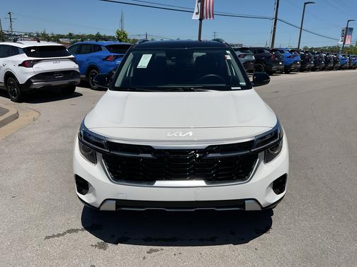 Clear White/Black Roof 2025 Kia Seltos S