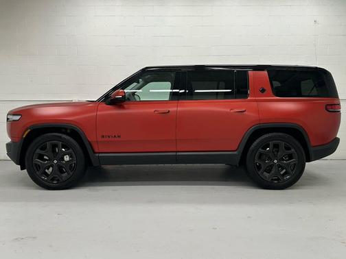 2025 Rivian R1S Adventure