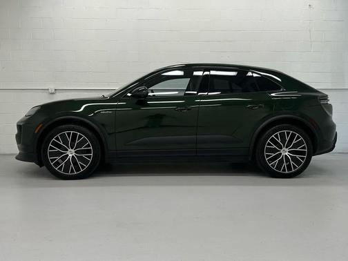 Oak Green Metallic Neo 2025 Porsche Macan Macan Electric 4