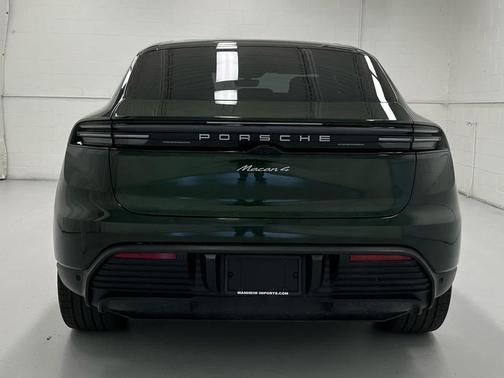 Oak Green Metallic Neo 2025 Porsche Macan Macan Electric 4