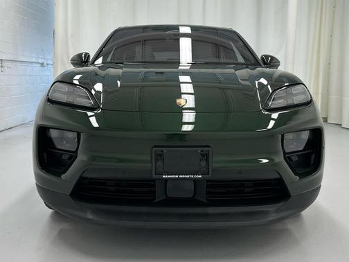Oak Green Metallic Neo 2025 Porsche Macan Macan Electric 4