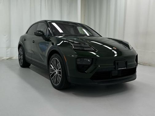 Oak Green Metallic Neo 2025 Porsche Macan Macan Electric 4