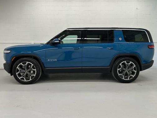 2024 Rivian R1S Adventure