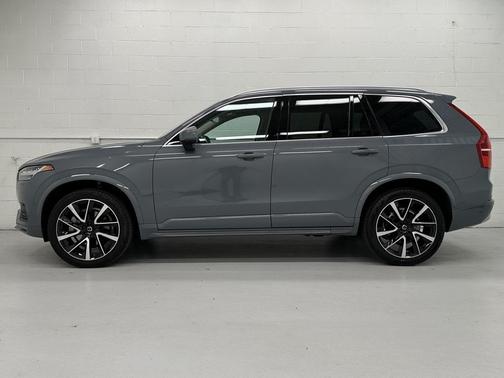 2022 Volvo XC90 T6 Momentum