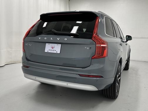2022 Volvo XC90 T6 Momentum