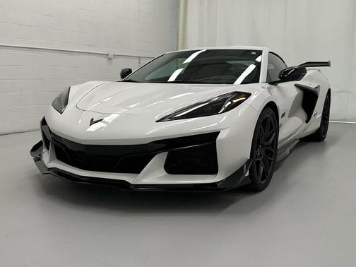White Pearl Metallic Tricoat 2023 Chevrolet Corvette Z06