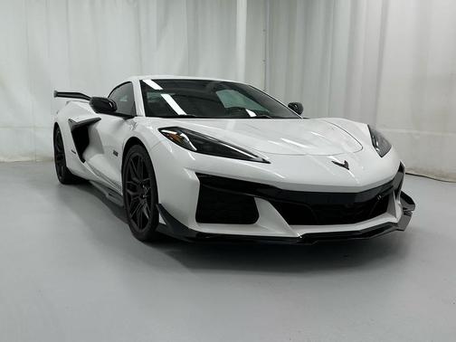 White Pearl Metallic Tricoat 2023 Chevrolet Corvette Z06