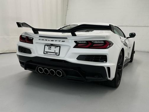 White Pearl Metallic Tricoat 2023 Chevrolet Corvette Z06